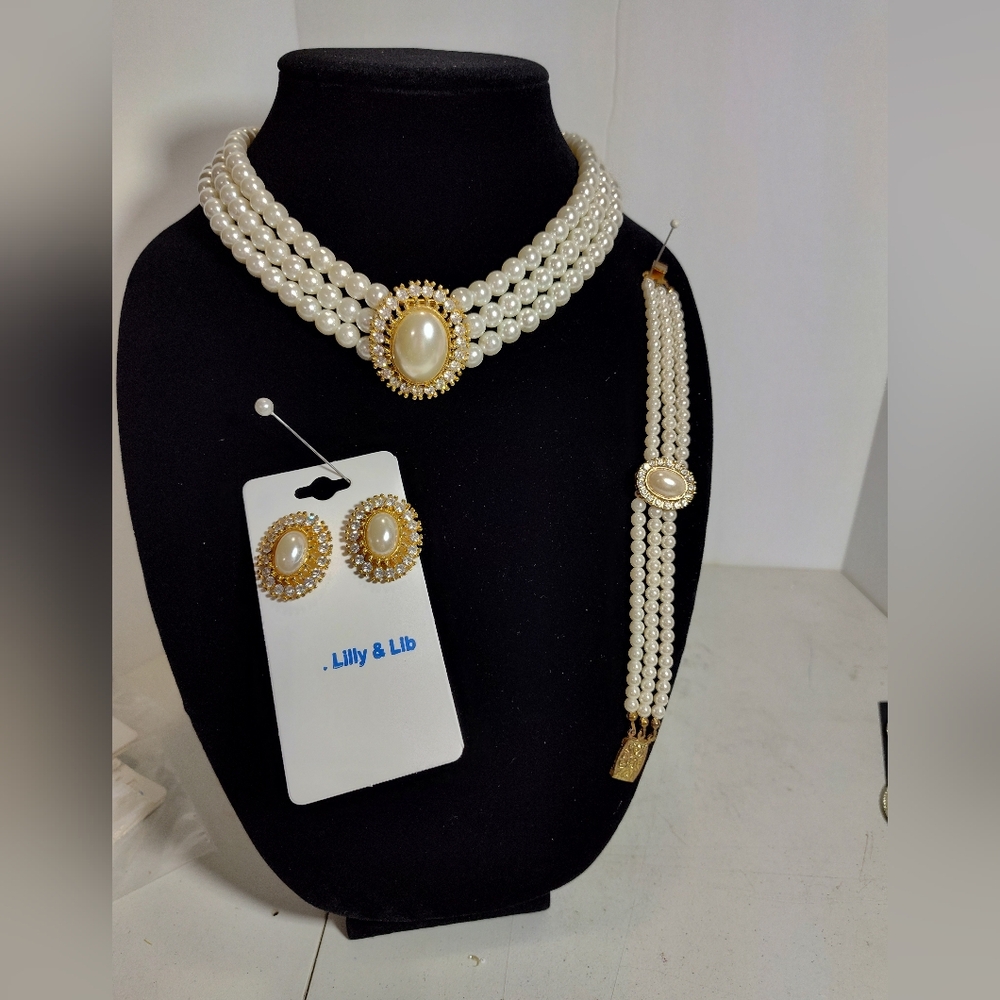 Elegant Pearl Jewelry Set with Gold Accents